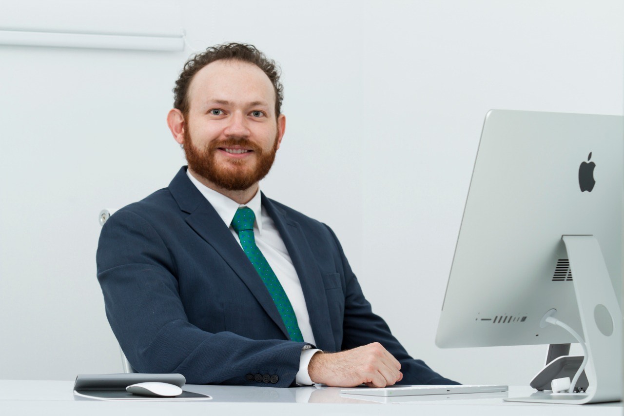 DR ROBERTO GAMBOA AREND