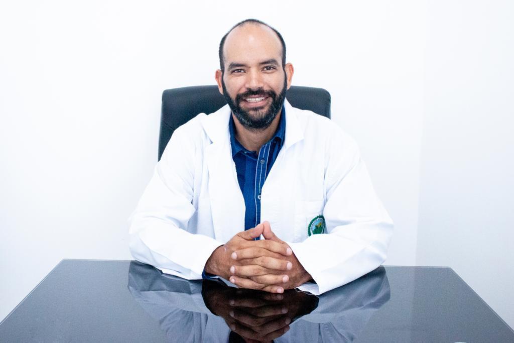 DR. GUSTAVO VINDAS